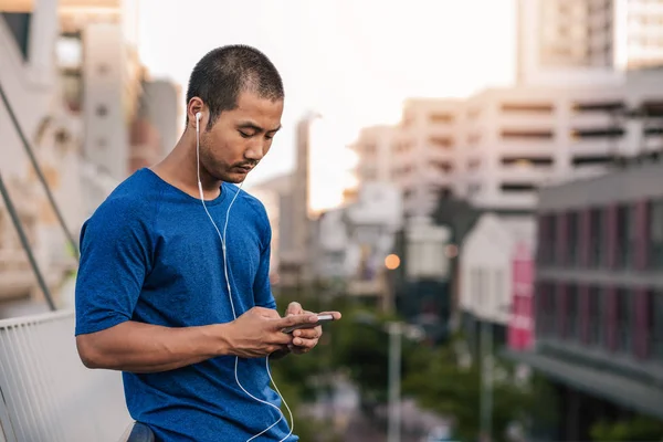 Uomo in coda per la musica — Foto Stock