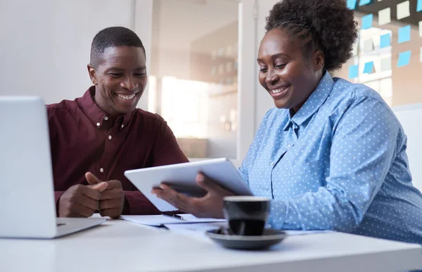 Colleghi africani che lavorano — Foto Stock