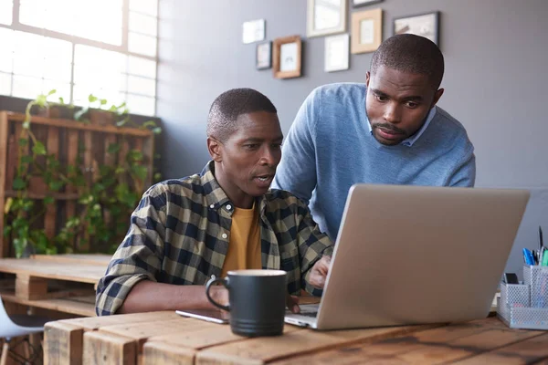 Afrikanska entreprenörer på arbetsplatsen — Stockfoto