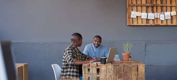 Sonriendo compañeros de trabajo africanos hablando —  Fotos de Stock