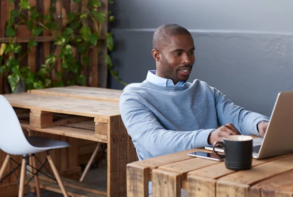 Glücklicher afrikanischer Unternehmer w — Stockfoto