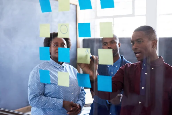 Empresarios africanos haciendo una lluvia de ideas —  Fotos de Stock