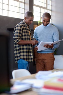 iş arkadaşları tartışıyor