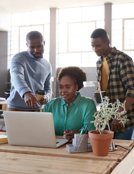 Team di business africano che utilizza laptop — Foto Stock