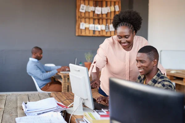 Lächelnde afrikanische Mitarbeiter — Stockfoto