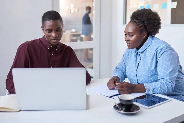 Medarbetare med laptop — Stockfoto