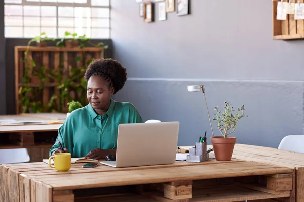 Businesswoman writing notes — Stock Photo, Image