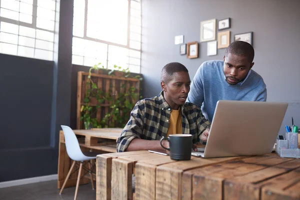 Afrikanische Geschäftsleute bei der Arbeit — Stockfoto