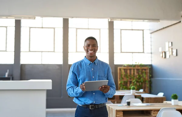 Hombre de negocios africano sonriente — Foto de Stock