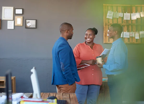 Lächelnde afrikanische Arbeitskollegen — Stockfoto