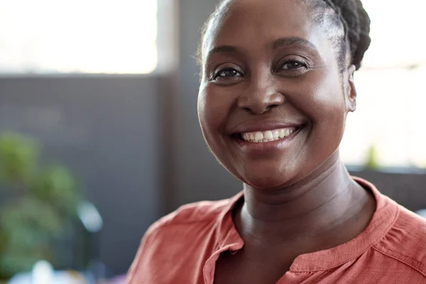 Sorrindo jovem empresária africana — Fotografia de Stock