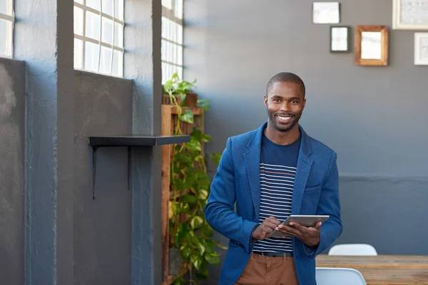 Sorrindo Jovem Empresário Africano — Fotografia de Stock