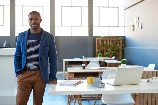 Joven empresario africano confiado — Foto de Stock