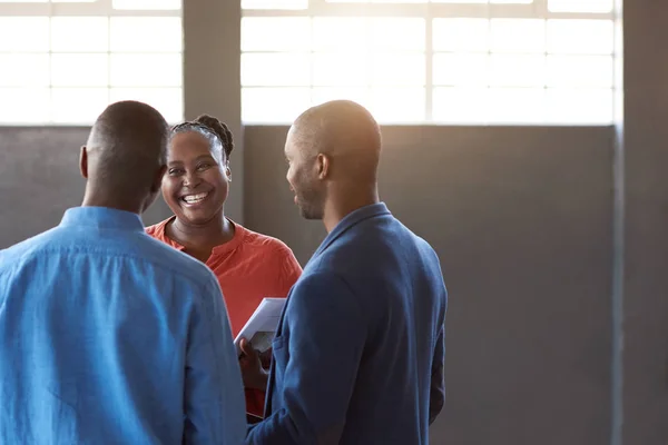 Colegas de trabalho africanos sorridentes — Fotografia de Stock