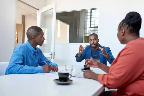 Empresário africano falando — Fotografia de Stock