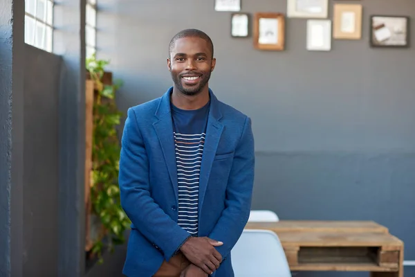 Hombre de negocios africano sonriente —  Fotos de Stock