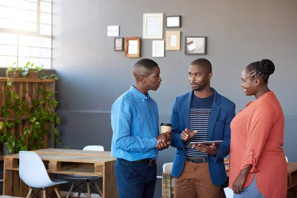 Empresários africanos discutindo — Fotografia de Stock