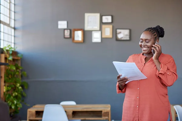 Lächelnde afrikanische Geschäftsfrau — Stockfoto