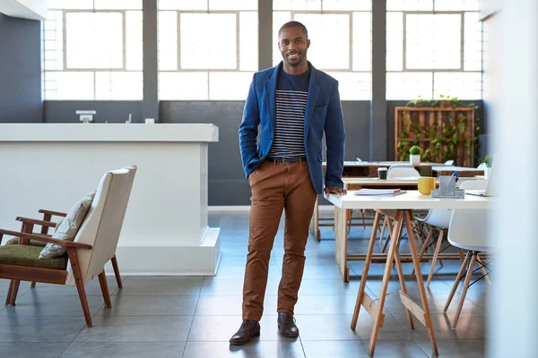 Lächelnder junger afrikanischer Geschäftsmann — Stockfoto