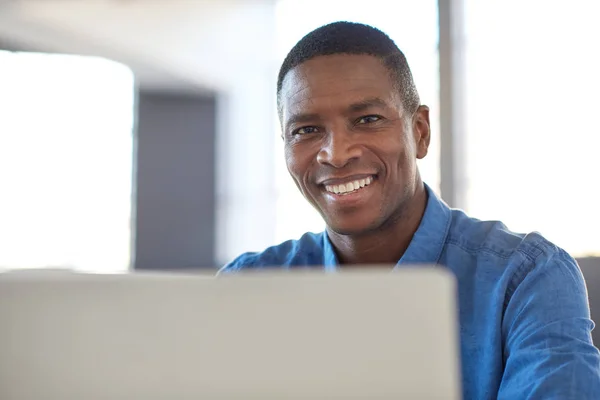 Empresário africano sorridente — Fotografia de Stock