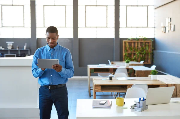 Hombre de negocios trabajando con la tableta — Foto de Stock