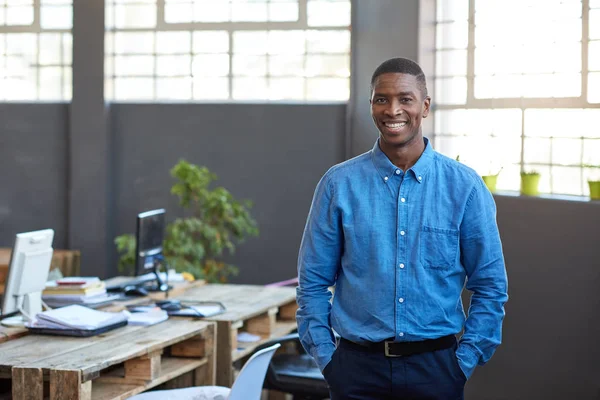 Lässig gekleideter afrikanischer Geschäftsmann — Stockfoto