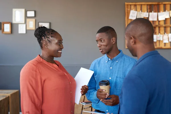 Afrikanische Kollegen im Gespräch — Stockfoto