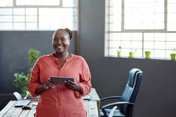 Smiling African businesswoman — Stock Photo, Image