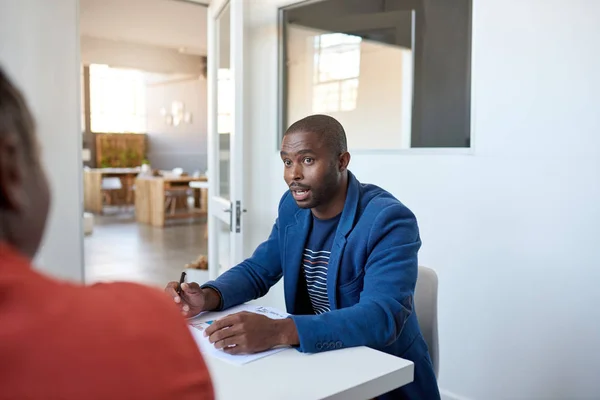 Hombre de negocios africano hablando — Foto de Stock