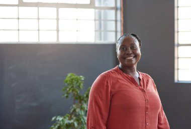 Afrikalı genç iş kadını 