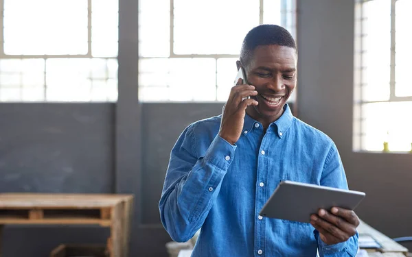 Africký podnikatel pomocí tabletu — Stock fotografie