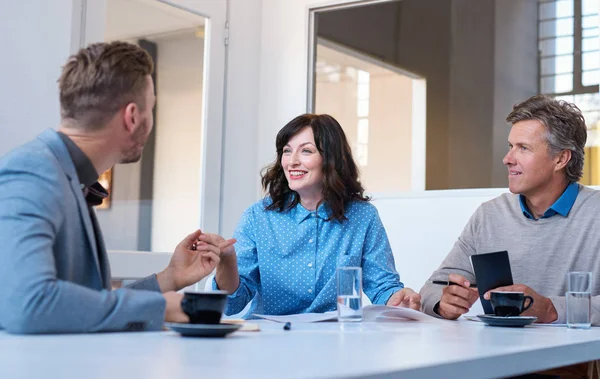 Tres compañeros de trabajo sonrientes — Foto de Stock