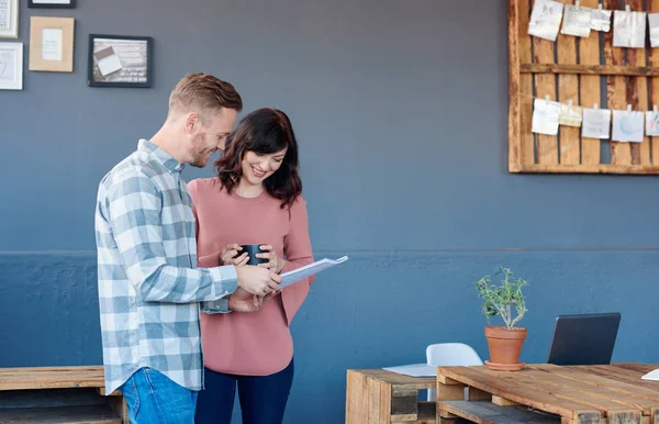 Two smiling work colleagues — Stock Photo, Image