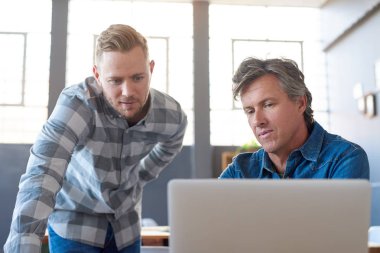 raslantı giyimli iş adamları