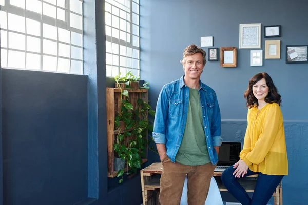 Two smiling coworkers — Stock Photo, Image