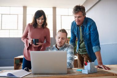 Dizüstü bilgisayar kullanma office arkadaşları