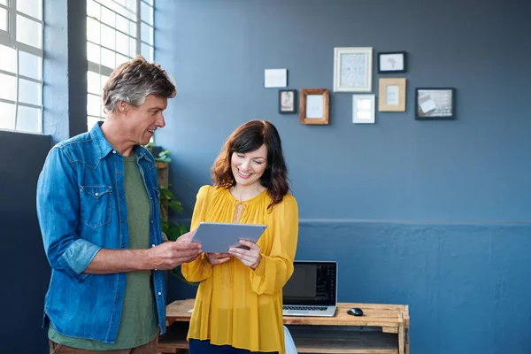 Smiling colleagues talking together — Stock Photo, Image