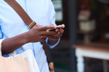 Genç manifatura telefon adam. 