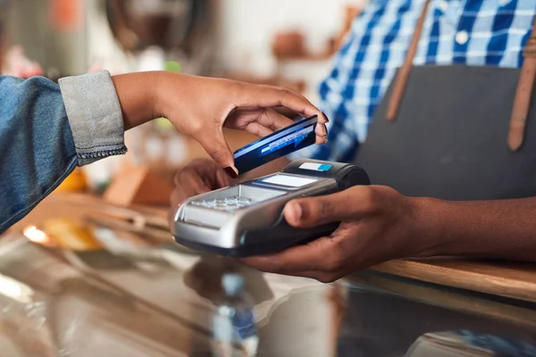 Customer using credit card — Stock Photo, Image