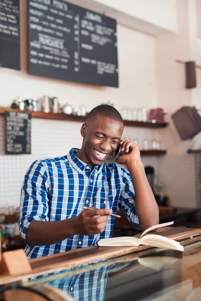 Uśmiechnięty młody Afryki przedsiębiorcy — Zdjęcie stockowe