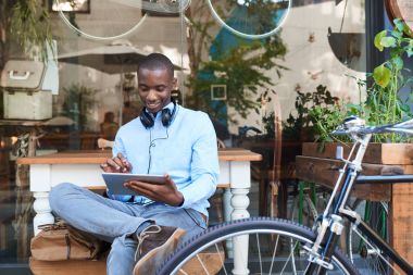 Tablet üzerinde çalışan Afrika adam 