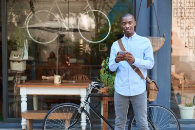 adam kısa mesaj okuma