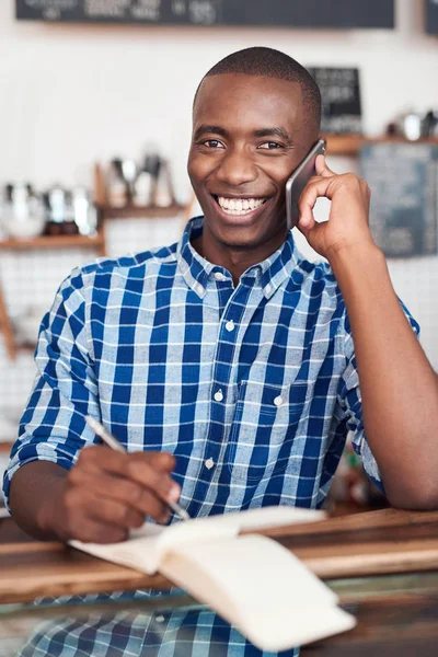 Jovem empreendedor africano sorridente — Fotografia de Stock