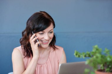 Kendine güvenen genç iş kadını