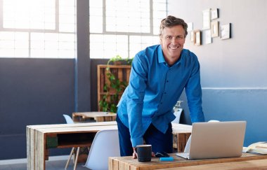 Gülümseyen olgun bir iş adamının portresi 