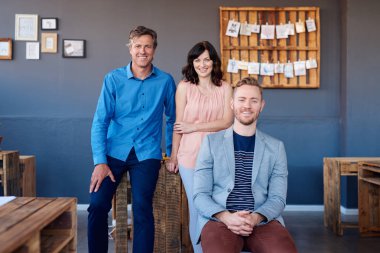 Grup raslantı giyimli meslektaşlarının