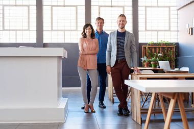 gülümseyen iş arkadaşları 