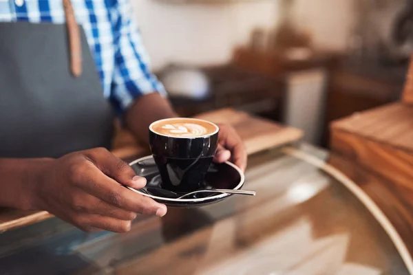 Barista stojący w kasie — Zdjęcie stockowe