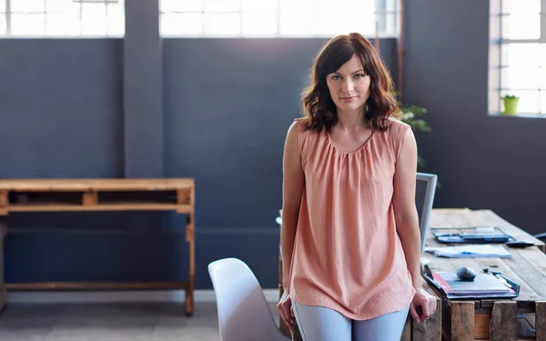 Confident young businesswoman — Stock Photo, Image