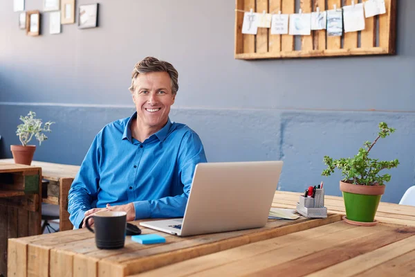 Volwassen zakenman glimlachen — Stockfoto